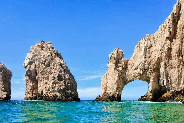 The rock arch at Los Cabos in bright sunshine